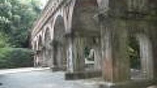 南禅寺水路閣を通る琵琶湖疏水の枝線水路は、本流から蹴上で分岐し大文字山の山麓に沿って南禅寺、若王子、高野、下鴨、堀川と流れています。