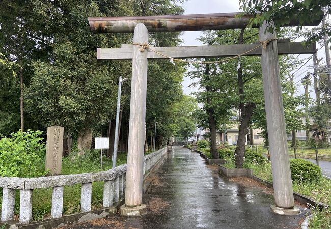 鳥居、門が三つもある神社