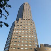 マンハッタンの高層建築を彷彿させる格好の良いビル