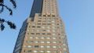 マンハッタンの高層建築を彷彿させる格好の良いビル