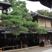 平安時代から続く京の伝統の味、あぶり餅のお店、一文字屋和輔の創業は平安時代（天保2年/1000年）です。
