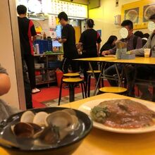 寧夏路夜市では嬉しい、テーブルと椅子のある店内で食べられます