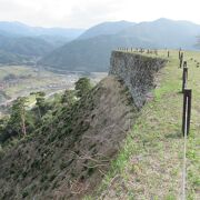 山頂に残る石垣