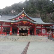 山の中腹にある真っ赤な神社