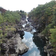 川面に空が反射　昇竜のような渓谷