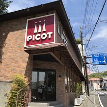 国道沿いにある店舗