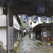 雨に濡れた石畳も情緒満点