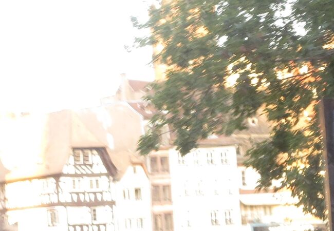 広くて噴水のある広場