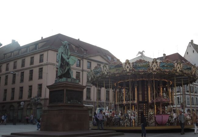 路面電車の停留所からノートルダム大聖堂へ向かう途中にあります。