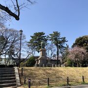 銅像の台座が、横浜市の歴史的建造物に認定されている