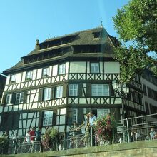 プティット　フランスにある建物の様子