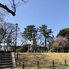 掃部山公園の高台にある銅像