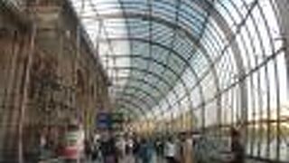 古い駅舎をガラスで覆って保護している新旧が共存した駅舎