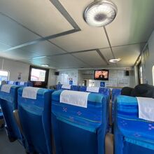 石垣港から大原港行きのフェリー船内