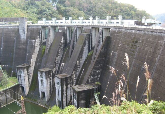 重厚な重力式アーチダム