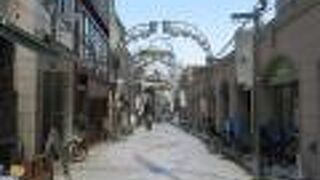 七夕で知られる長い商店街です