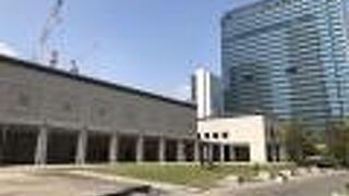 横浜美術館の前の広場