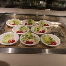 サラダ　小皿に取り分けられ、ラップに包まれています