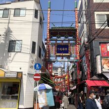 道幅の狭い通りに建つ門