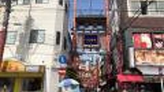 細い通りに建つ門