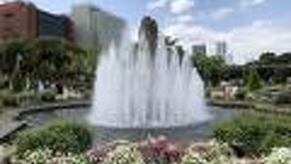 山下公園の中央にある噴水