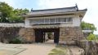 再建された立派な門