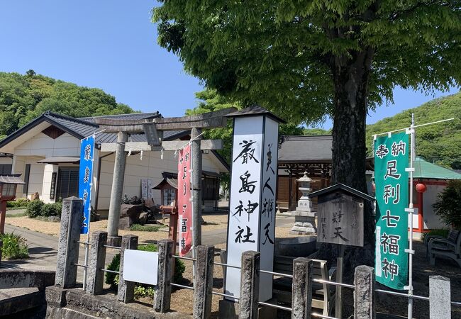 少し離れた所に駐車場