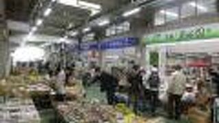 市場というよりショッピングセンターかな