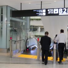 このエレベーター&エスカレーターを下りるだけ! 