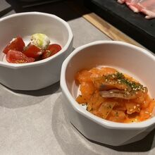 サーモンユッケとカプレーゼ