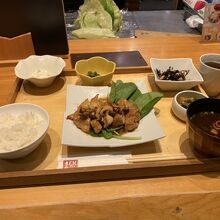 本日のお薦め肉料理（鶏としめじのステーキ）