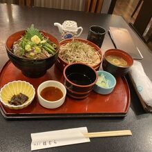 カツオわら焼き丼とせいろ蕎麦