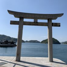 海に向かって鳥居が建っています。