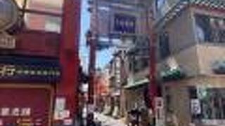 昔市場だった賑やかな通りにある牌楼！