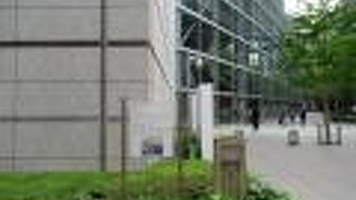 何かのプレートを無理やり剥がしてありました