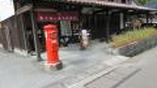 町並に合わせた建物と赤いポスト