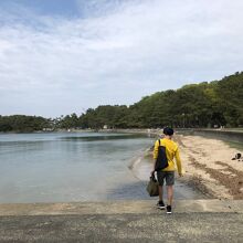 食後に海岸線に出て散歩