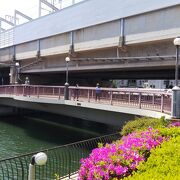 本線堺駅の南側にあります