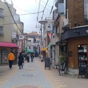 新旧のお店が並ぶ商店街