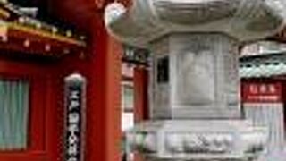 あまり目立たないところに碑がありました。