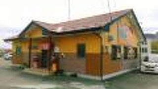 (紅龍菜館)。お奨めはワンタン麺と上海ラーメンの様です