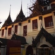 屋根が黒い木でできた仏塔のある一風変わった建物もある寺院