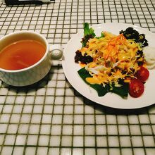 スープとサラダが付きます