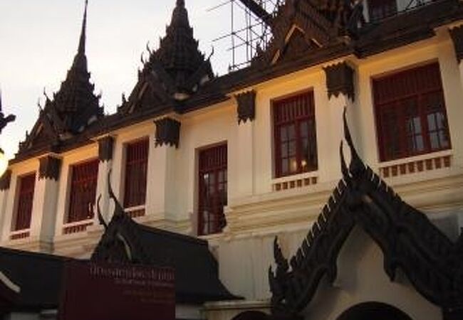 屋根が黒い木でできた仏塔のある一風変わった建物もある寺院