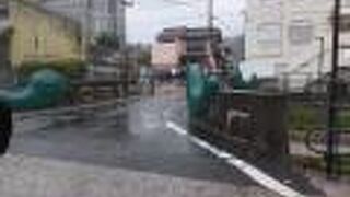 エメラルド色の勾玉が。