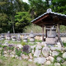 横の小さな五輪塔は従者のものか