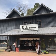 箱根関所の入口の前