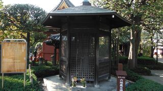 建物内にある石灯籠