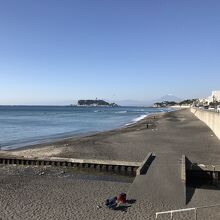 湘南の海岸より江ノ島と富士山