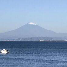 橋半ばより富士山を望む